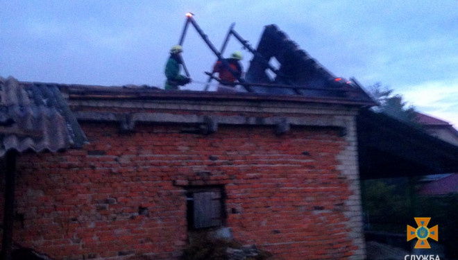 На Тернопільщині ледь не згоріли до тла дві будівлі