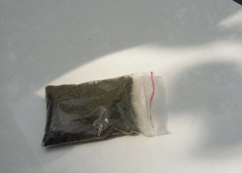 Прямісінько біля авто серед білого дня чоловіки вживали наркотики