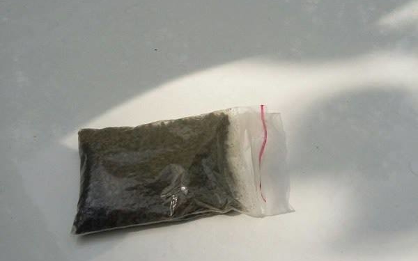 Прямісінько біля авто серед білого дня чоловіки вживали наркотики