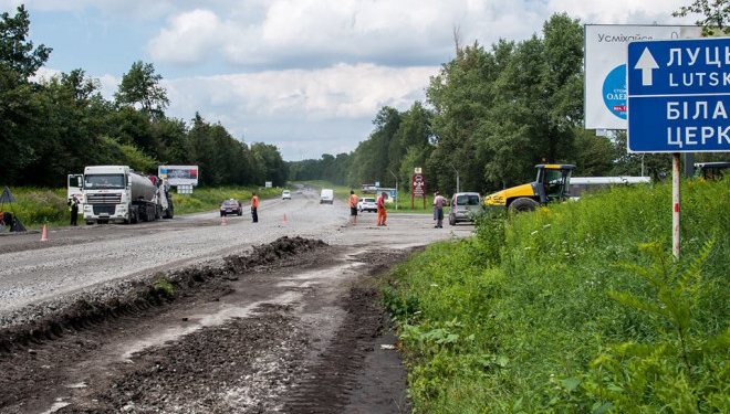 На Тернопільщині якось пробують ремонтувати дороги (фотофакт)