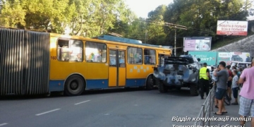 ДТП у Тернополі: тролейбус врізався у військивий броневик (ФОТО)
