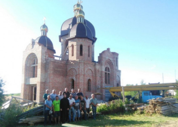 На храм у Тернополі встановили куполи
