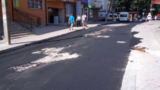 У тернопільській мерії пояснили, чому одна вулиця міста так погано відремонтовано