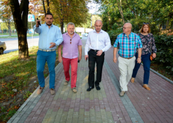 Сергій Надал оглянув стан ремонту пішохідної доріжки на вулиці Карпенка