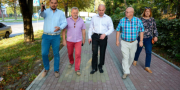 Сергій Надал оглянув стан ремонту пішохідної доріжки на вулиці Карпенка