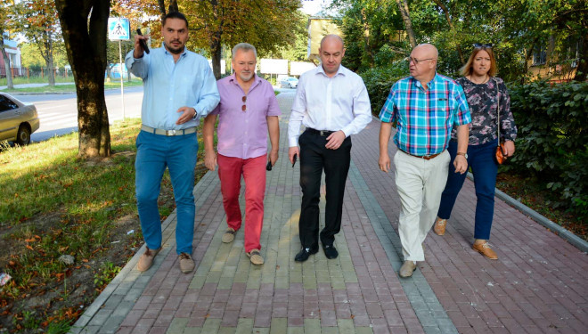 Сергій Надал оглянув стан ремонту пішохідної доріжки на вулиці Карпенка