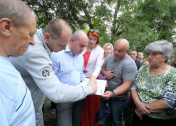 Десятки людей зібралися у дворі, щоб поговорити з очільником Тернополя