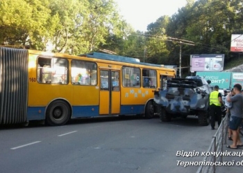 У Тернополі сенсаційне зіткнення: не розминулися тролейбус та військовий БТР