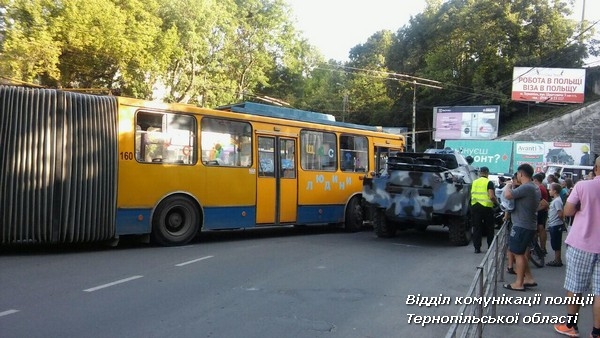 У Тернополі сенсаційне зіткнення: не розминулися тролейбус та військовий БТР
