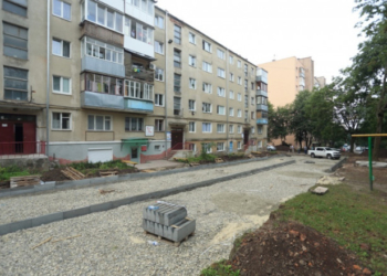 На “Східному” у Тернополі ремонтують двір