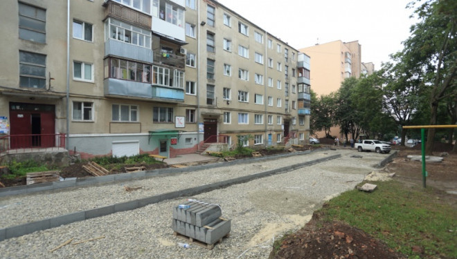 На “Східному” у Тернополі ремонтують двір