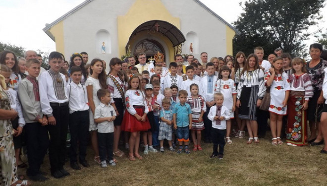 На Тернопільщині відкрили новий храм, а приїхав освячувати його владика