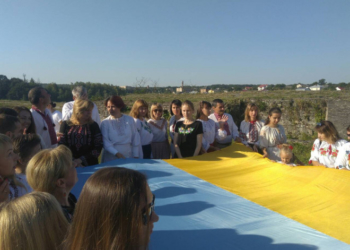 У центрі Тернополя відбулася урочиста церемонія освячення та підняття Прапора