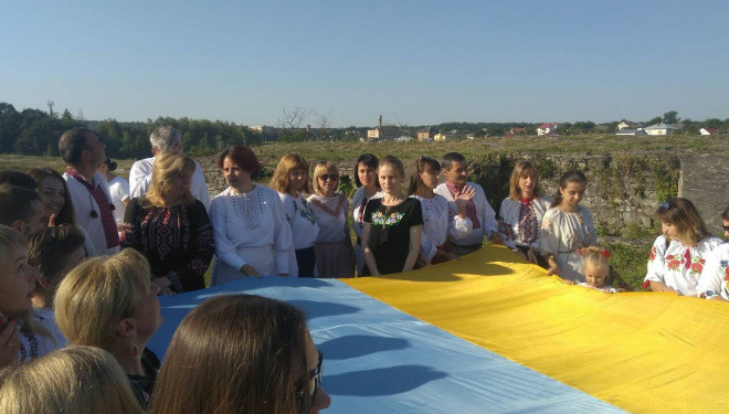 У центрі Тернополя відбулася урочиста церемонія освячення та підняття Прапора