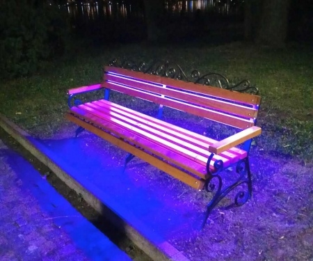 У Тернополі на “Острівку кохання” з’явилась лавочка, яка змінює свій колір