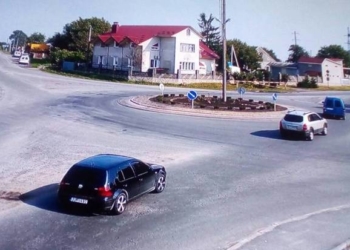 На вихідних злодії “почистили” три автомобілі (фото)