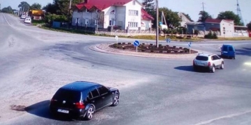 На вихідних злодії “почистили” три автомобілі (фото)