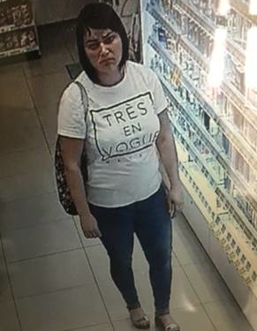 Розшукують двох жінок, які вкрали косметику з магазину