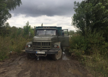 У Тернополі “на гарячому” спіймали водія автомобіля, який посеред вулиці викидав сміття