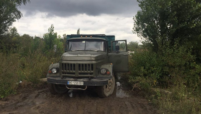 У Тернополі “на гарячому” спіймали водія автомобіля, який посеред вулиці викидав сміття