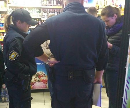 На Фабричній у Тернополі неповнолітнім продавали сигарети
