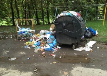 Тернопільська поліція розбиралася, чому не вивозять сміття з пр.Бандери