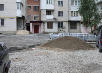 Очільник Тернополя оглянув стан ремонту двору на вулиці Київська