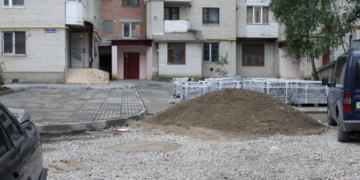 Очільник Тернополя оглянув стан ремонту двору на вулиці Київська