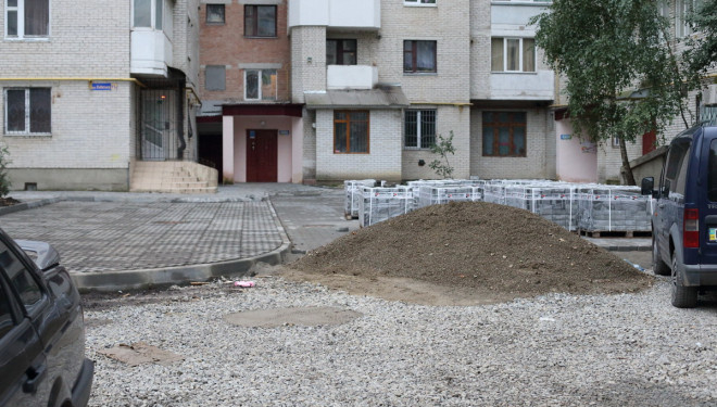 Очільник Тернополя оглянув стан ремонту двору на вулиці Київська