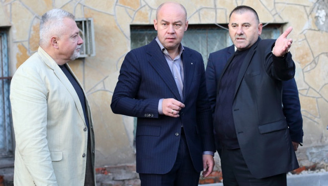 У Тернополі триває ремонт на вулиці Малишка, 1