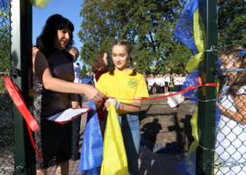 Новий універсальний спортивний майданчик відкрили у тернопільській школі №16