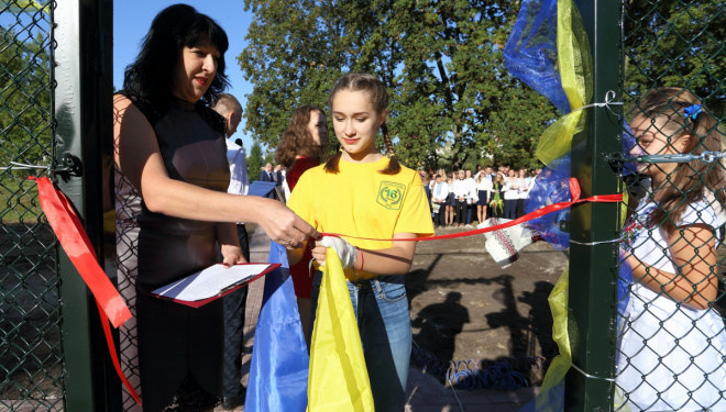 Новий універсальний спортивний майданчик відкрили у тернопільській школі №16