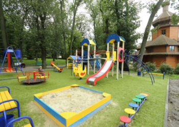 Дитячий та спортивний майданчики встановили у Старому парку