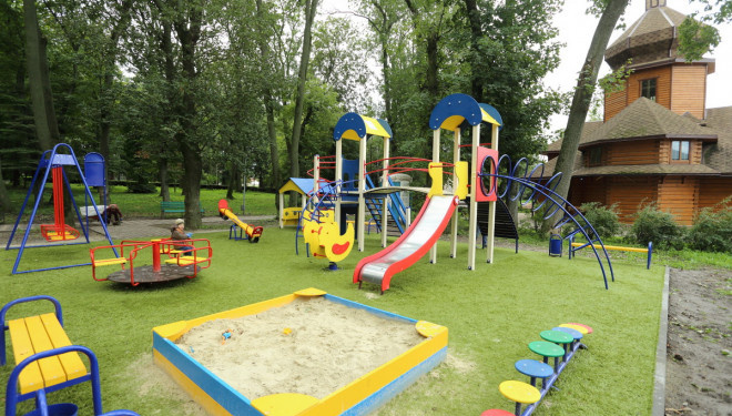 Дитячий та спортивний майданчики встановили у Старому парку