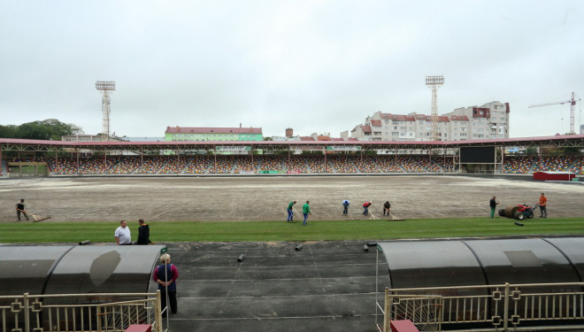 На міському стадіоні тривають роботи з влаштування газону