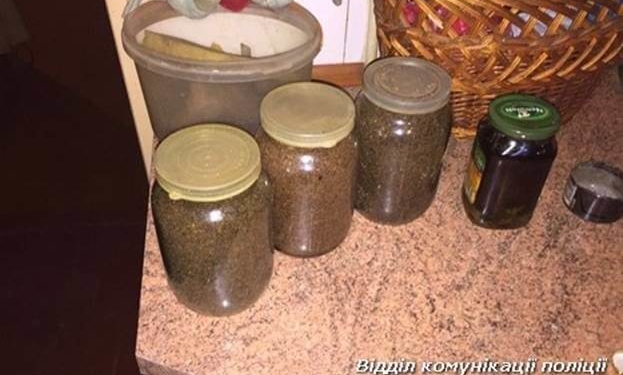 Як тернополяни робили закрутки з … макової соломки
