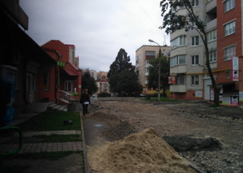 На Галицькій у Тернополі ремонтують заїзд (фотофакт)