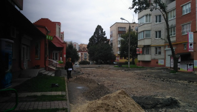На Галицькій у Тернополі ремонтують заїзд (фотофакт)