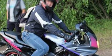 Молодик заплатив сувенірні гроші за мотоцикл