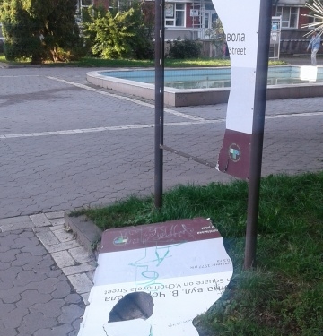 У Тернополі камера зафіксувала трьох неадекватних вандалів