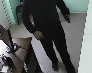 Розшукують шахрая, який привласнив долари обмінюючи валюту (ФОТО)