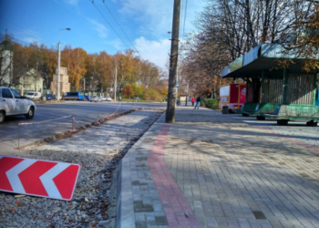 Завершуються ремонтні роботи біля зупинки на вулиці Бережанській
