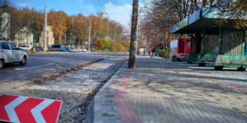 Завершуються ремонтні роботи біля зупинки на вулиці Бережанській