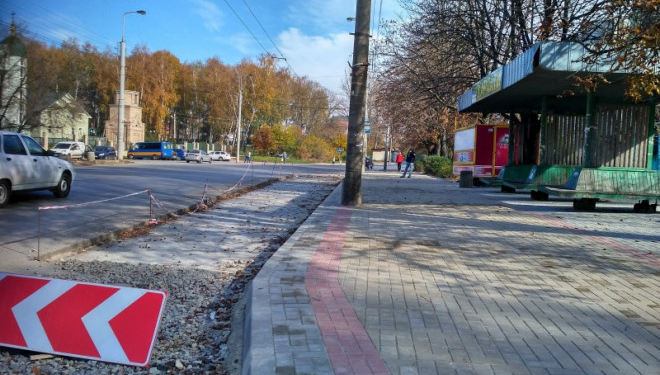 Завершуються ремонтні роботи біля зупинки на вулиці Бережанській