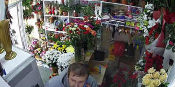 Камера відеоспостереження зафіксувала злодія, який обікрав квітковий магазин у Тернополі (фото, відео)