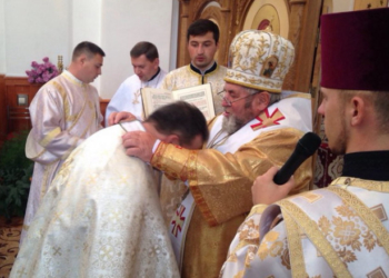 Настоятеля одного з храмів на Тернопільщині нагородили золотим хрестом з прикрасами