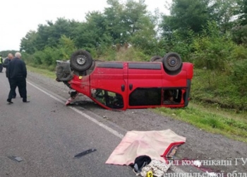 Під час ДТП на Тернопільщині перекинувся бус, є загиблі та поранені