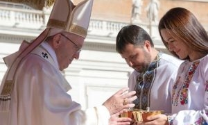 Ігор та Наталія Гуди піднесли Папі Римському літургійну Чашу під час коронації Чудотворної ікони Зарваницької Богородиці у Ватикані (відео)
