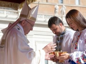 Ігор та Наталія Гуди піднесли Папі Римському літургійну Чашу під час коронації Чудотворної ікони Зарваницької Богородиці у Ватикані (відео)