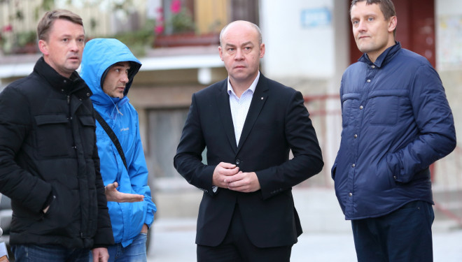 На вулиці Острозького, 26 триває ремонт двору